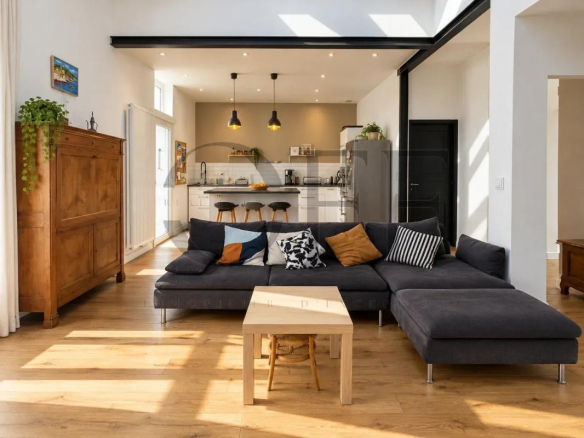 Intérieur d'une maison de ville rénovée avec un salon lumineux et une cuisine ouverte.