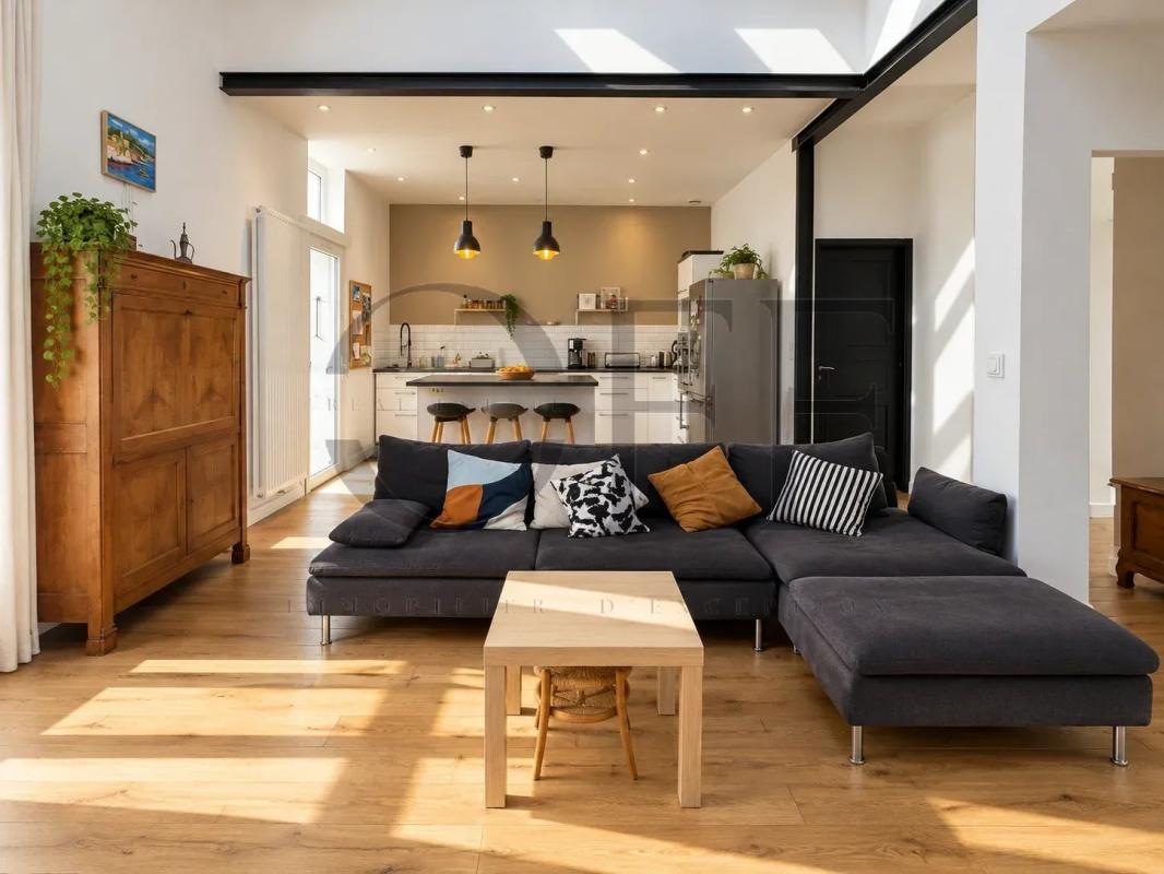 Intérieur d’une maison de ville à Marseille Intérieur d'une maison de ville rénovée avec un salon lumineux et une cuisine ouverte.