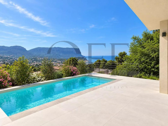 Villa contemporaine avec piscine et vue sur la mer à Cassis.