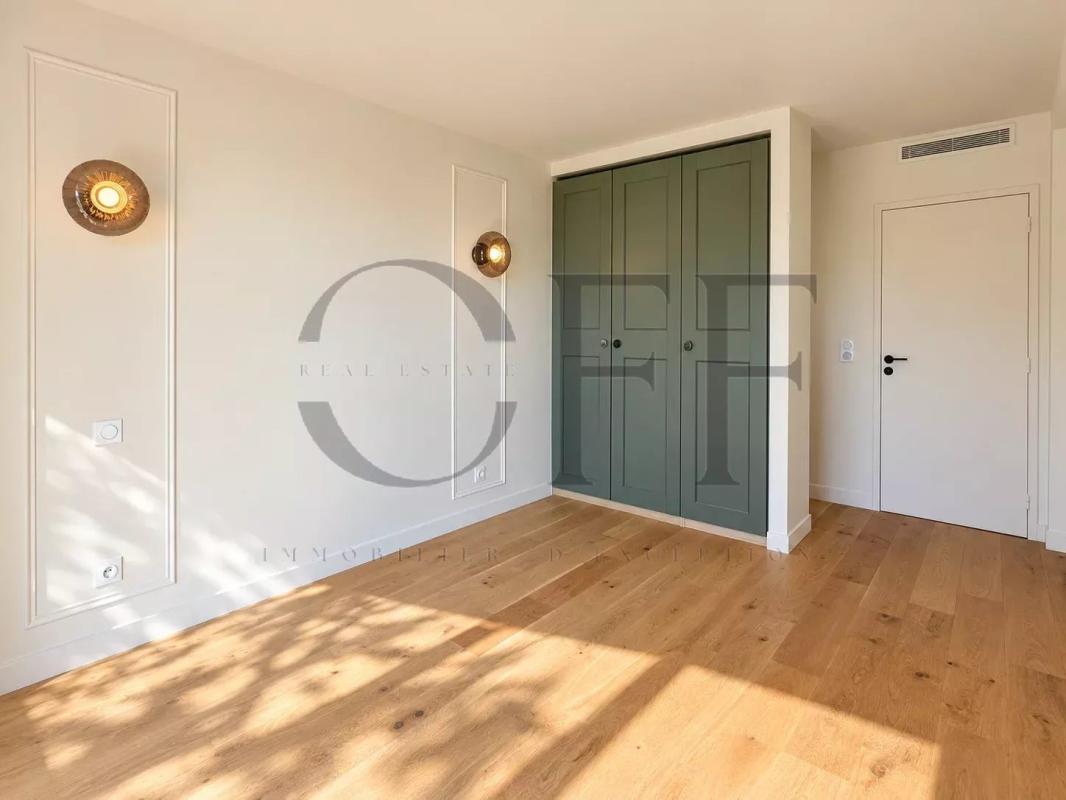 Intérieur d'une villa contemporaine à Cassis, avec un sol en bois et des murs clairs.
