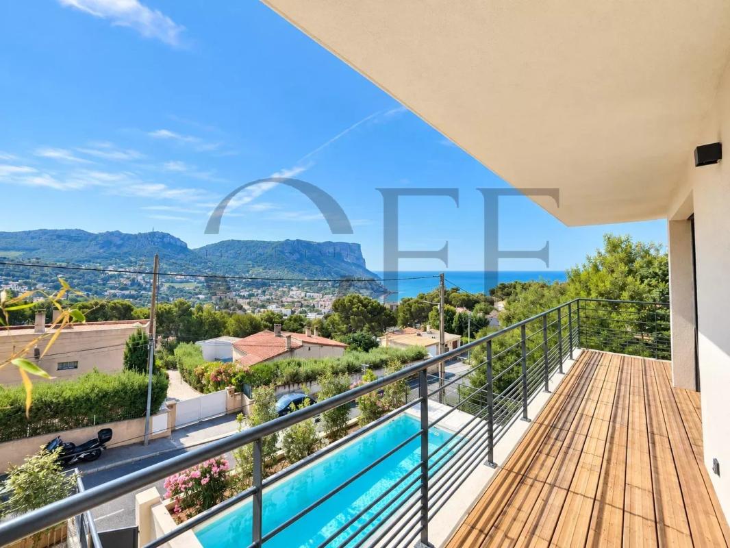 Vue panoramique depuis une villa contemporaine à Cassis, avec piscine et paysage méditerranéen.