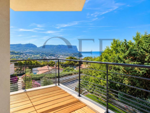 Vue panoramique sur la mer depuis une terrasse de villa contemporaine à Cassis.