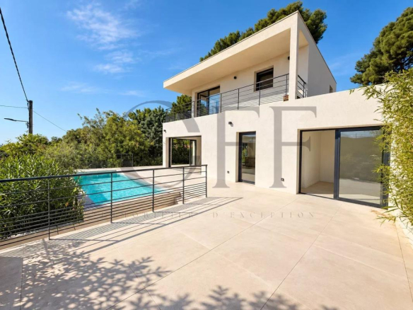 Villa contemporaine avec piscine, terrasse et vue sur la mer à Cassis.