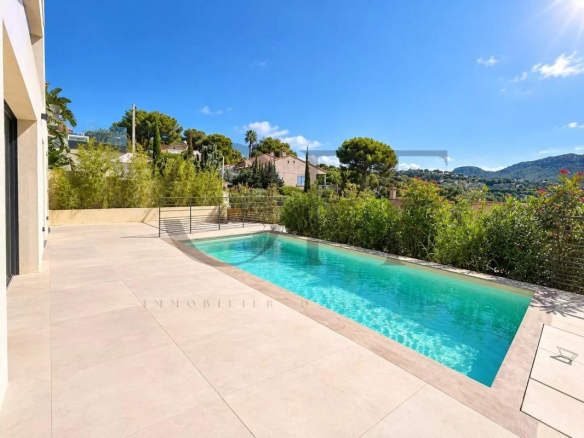 Villa contemporaine avec piscine à Cassis, vue sur la mer et jardin paysager.