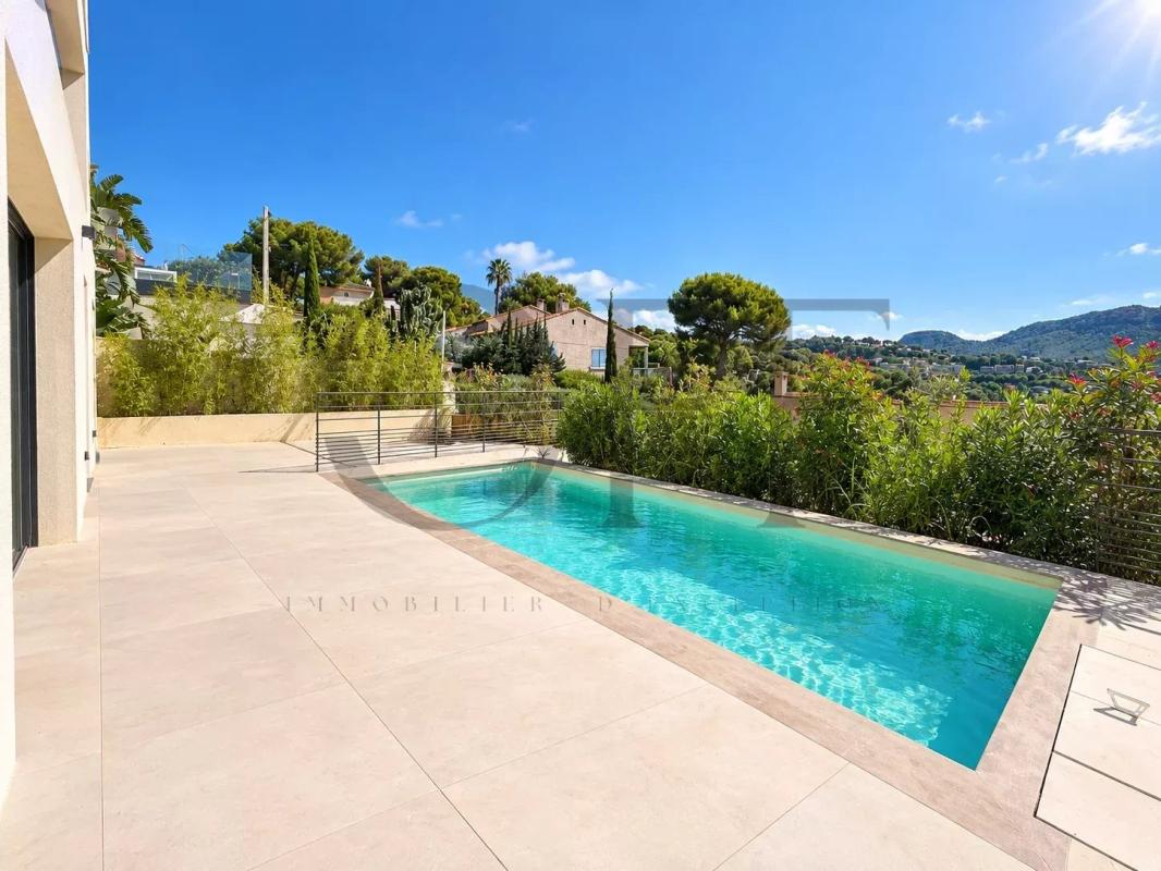 Villa contemporaine avec piscine à Cassis, vue sur la mer et jardin paysager.