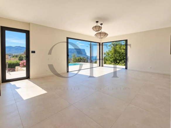 Intérieur d'une villa contemporaine à Cassis avec grandes baies vitrées et vue sur la mer.