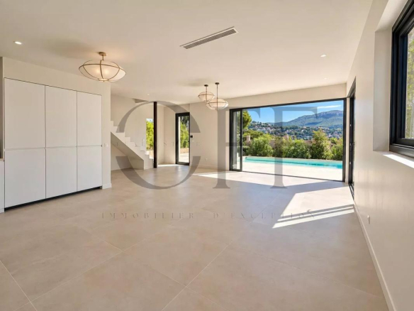 Intérieur d'une villa contemporaine à Cassis avec grandes baies vitrées et vue sur la mer.