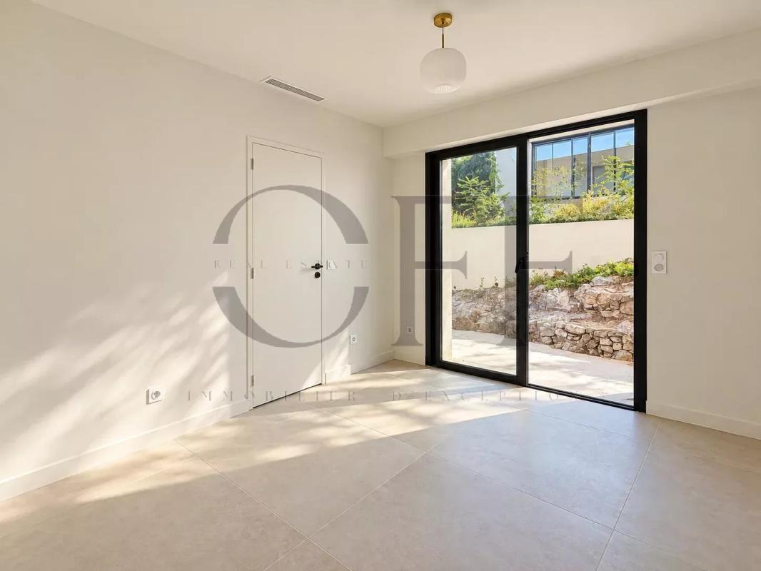 Intérieur d'une villa contemporaine à Cassis, avec lumière naturelle et accès à un espace extérieur.