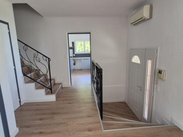 Intérieur d'une maison à Saint-Aunès avec un hall d'entrée et un escalier.