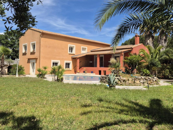 Maison de 252 m² avec piscine et jardin à Saint-Aunès, près de Montpellier.