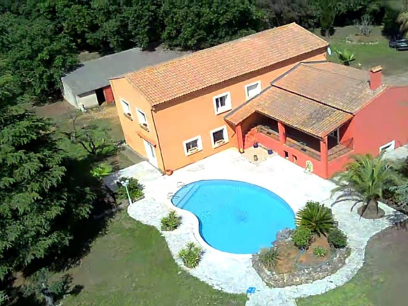 Maison avec piscine et jardin à Saint-Aunès, vue aérienne.