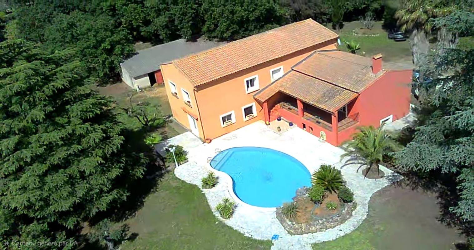 Maison avec piscine et jardin à Saint-Aunès, vue aérienne.