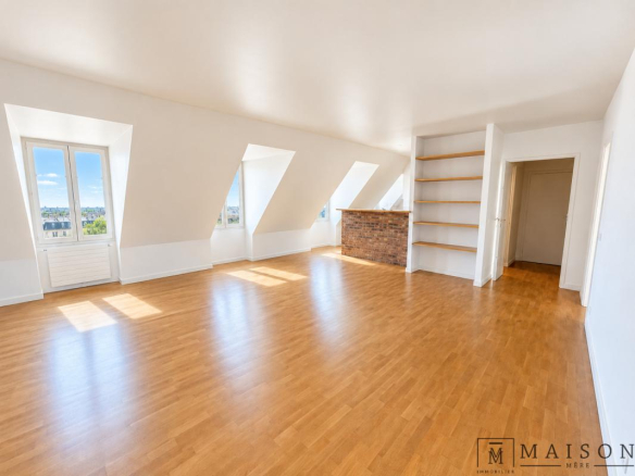 Intérieur d'un appartement au dernier étage avec parquet et lumière naturelle à Paris 6ème.