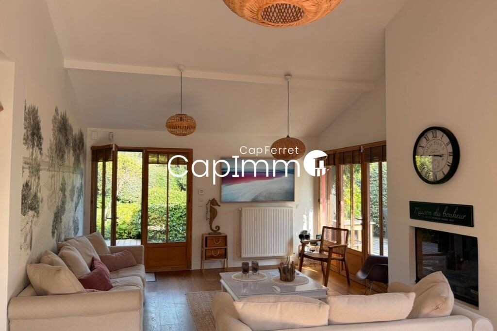 Bright living room of a villa in Lège-Cap-Ferret Interior of a villa in Lège-Cap-Ferret with a bright living room and windows overlooking the garden.