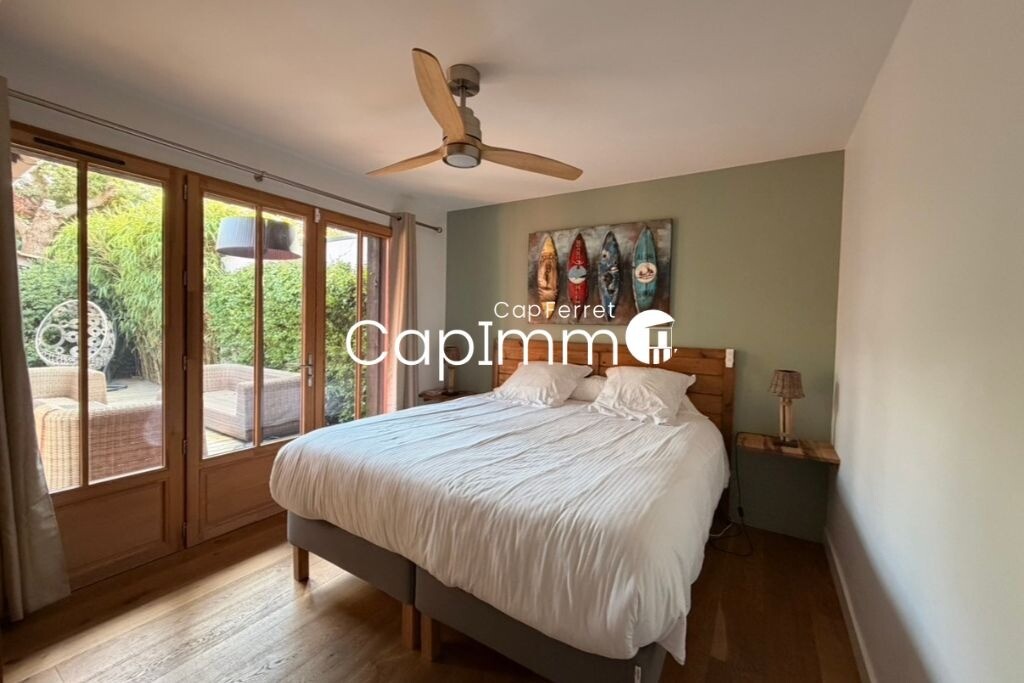 Villa room in Lège-Cap-Ferret Room in a villa in Lège-Cap-Ferret with double bed and access to an outdoor area.