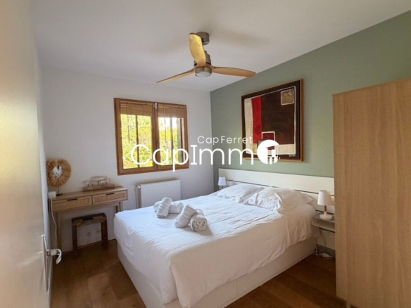 Room in a villa in Lège-Cap-Ferret with double bed and modern decor.