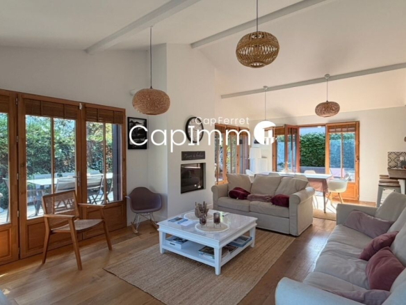 Interior of a villa in Lège-Cap-Ferret with bright living room and open kitchen.