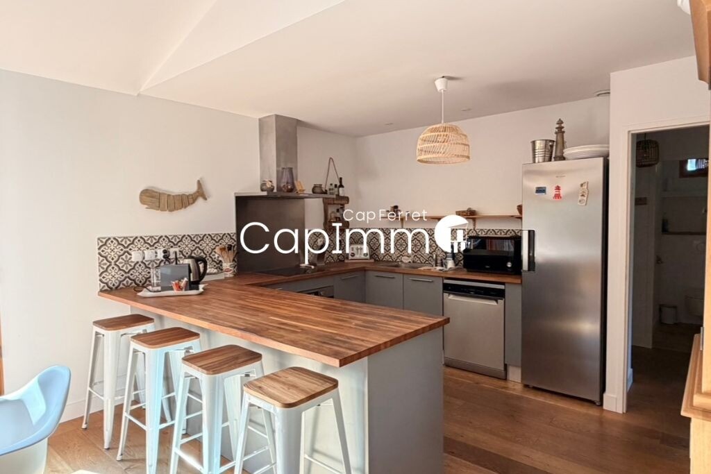 Kitchen of the villa in Lège-Cap-Ferret Modern kitchen in a villa in Lège-Cap-Ferret with bar and contemporary equipment.
