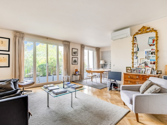 Salon lumineux d'un appartement rénové avec vue dégagée à Paris 15ème.