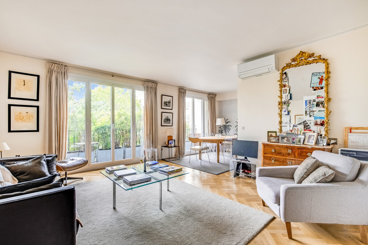 Salon d’appartement rénové à Paris 15ème Salon lumineux d'un appartement rénové avec vue dégagée à Paris 15ème.