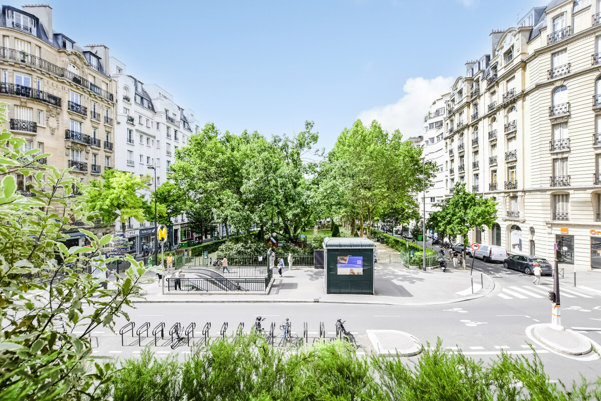Vue sur le Square Adolphe Chérioux Vue dégagée sur le Square Adolphe Chérioux à Paris, avec des arbres et des bâtiments en arrière-plan.