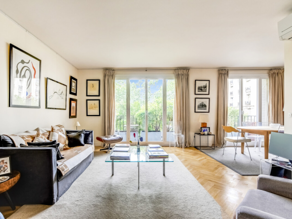 Salon lumineux d'un appartement rénové avec vues dégagées à Paris 15ème.