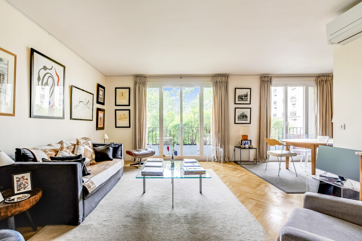 Salon d’appartement rénové à Paris 15ème Salon lumineux d'un appartement rénové avec vues dégagées à Paris 15ème.