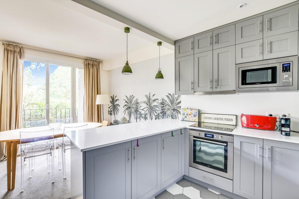 Cuisine rénovée à Paris 15ème Cuisine moderne avec vue sur un jardin, équipée et lumineuse, dans un appartement à Paris 15ème.
