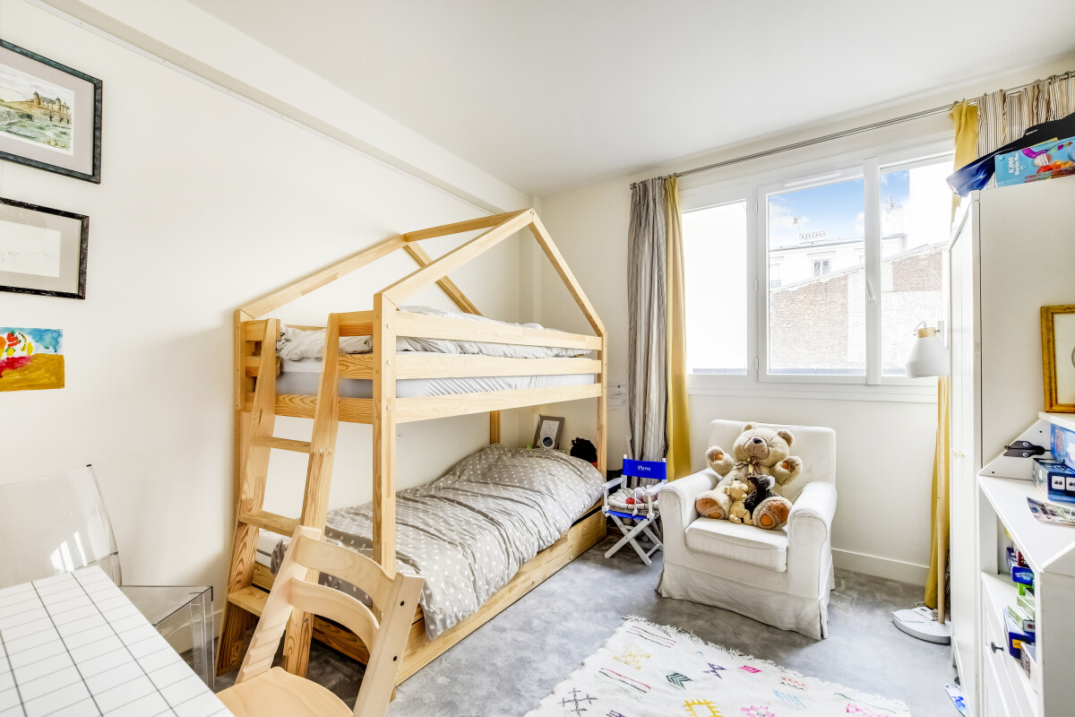 Chambre d’enfant lumineuse Chambre d'enfant avec lit superposé en bois et décoration lumineuse, Paris 15ème.