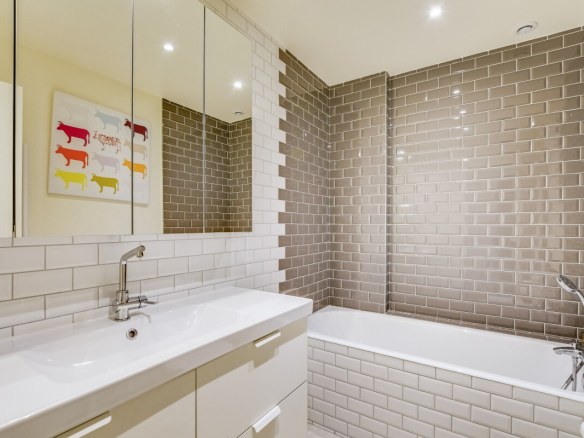 Salle de bain moderne avec baignoire et carrelage gris
