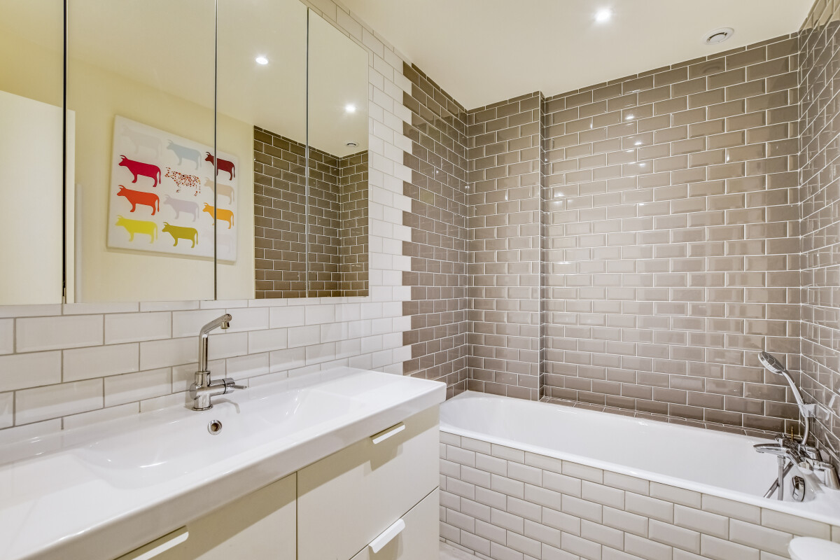 Salle de bain rénovée Salle de bain moderne avec baignoire et carrelage gris