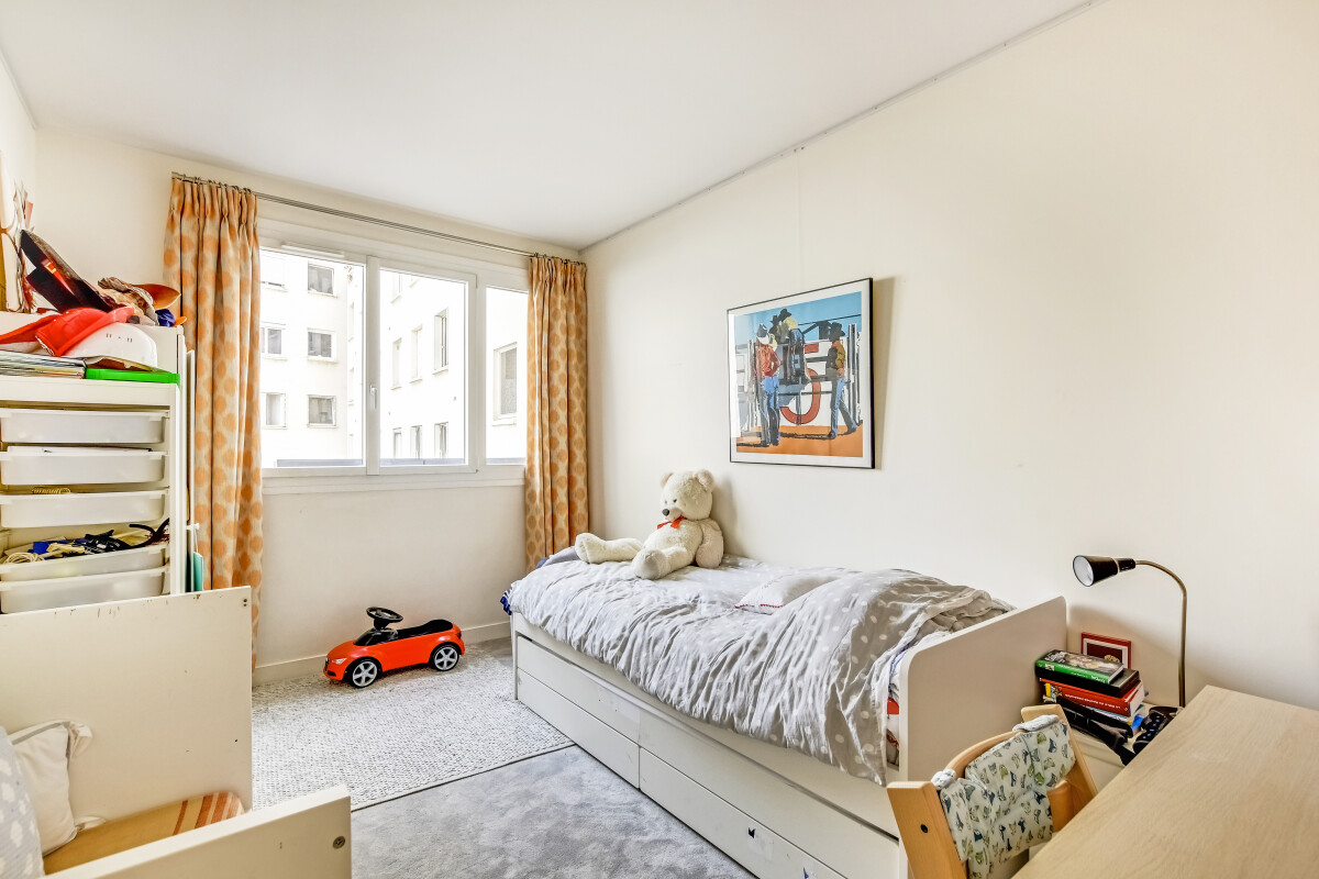 Chambre lumineuse à Paris 15ème Chambre d'un appartement rénové à Paris 15ème, lumineuse avec un lit et un ours en peluche.