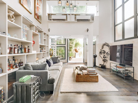 Intérieur d'un duplex à Paris avec un salon lumineux et une hauteur sous plafond de 4,72m.