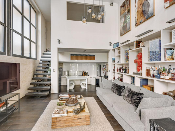 Intérieur d'un duplex lumineux avec salon, cuisine américaine et mezzanine à Paris 16ème.