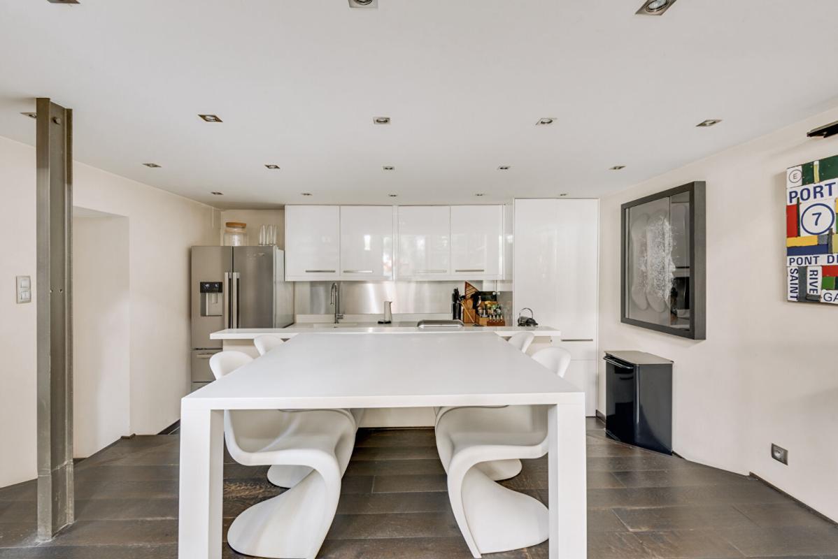 Cuisine d’un duplex à Paris 16ème Cuisine moderne avec table à manger et électroménagers dans un duplex à Paris 16ème.