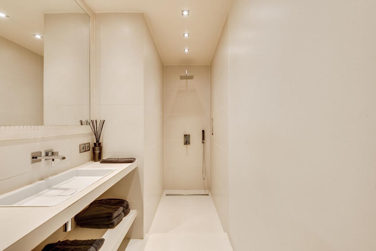 Salle d’eau d’un duplex à Paris Salle d'eau moderne avec douche et lavabo dans un duplex à Paris.