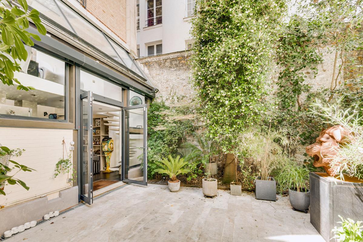 Terrasse d’un duplex à Paris Terrasse d'un duplex à Paris avec plantes et sculptures, accès depuis le salon lumineux.