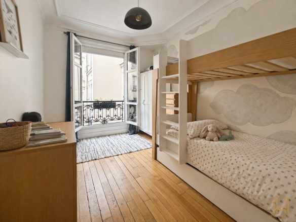 Room in a Haussmannian apartment in the 9th arrondissement of Paris with bunk beds and balcony