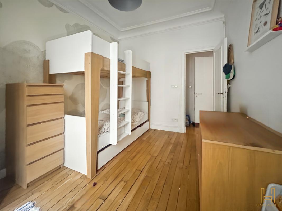 Apartment room in Paris 9th arrondissement Room in a Haussmannian apartment in the 9th arrondissement of Paris with bunk beds and wooden furniture.