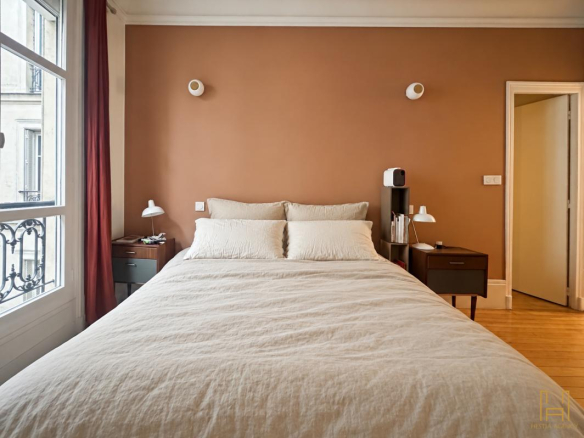 Room in a Haussmannian apartment in Paris 9, with bed and simple decor.