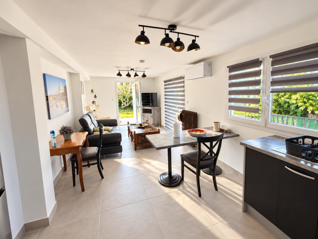 Intérieur d’une propriété à La Gaude Intérieur d'une propriété moderne avec salon, cuisine et salle à manger, baies vitrées ouvertes sur l'extérieur.