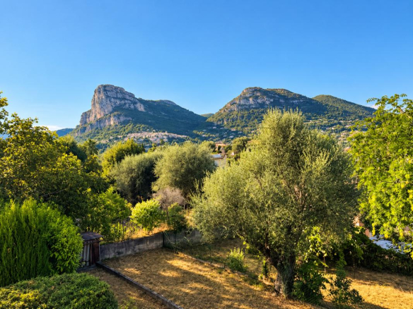 Vue dégagée sur les Baous depuis une propriété arborée à La Gaude.
