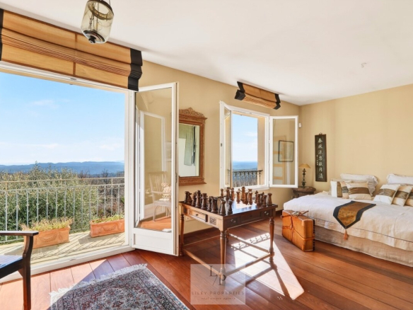 Intérieur d'une villa avec vue sur un paysage provençal et la mer Méditerranée.