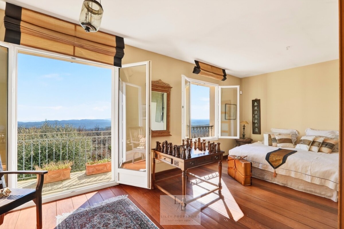 Intérieur de villa avec vue panoramique Intérieur d'une villa avec vue sur un paysage provençal et la mer Méditerranée.