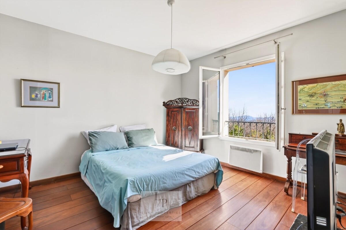 Chambre avec vue panoramique Chambre d'une villa avec vue sur la nature et la mer Méditerranée, calme et élégante.