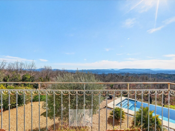 Vue panoramique depuis une villa avec piscine, surplombant un paysage provençal jusqu'à la mer Méditerranée.