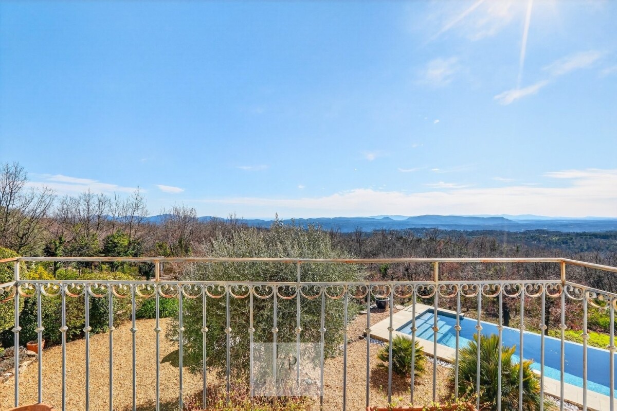 Vue panoramique depuis la villa à Mons Vue panoramique depuis une villa avec piscine, surplombant un paysage provençal jusqu'à la mer Méditerranée.