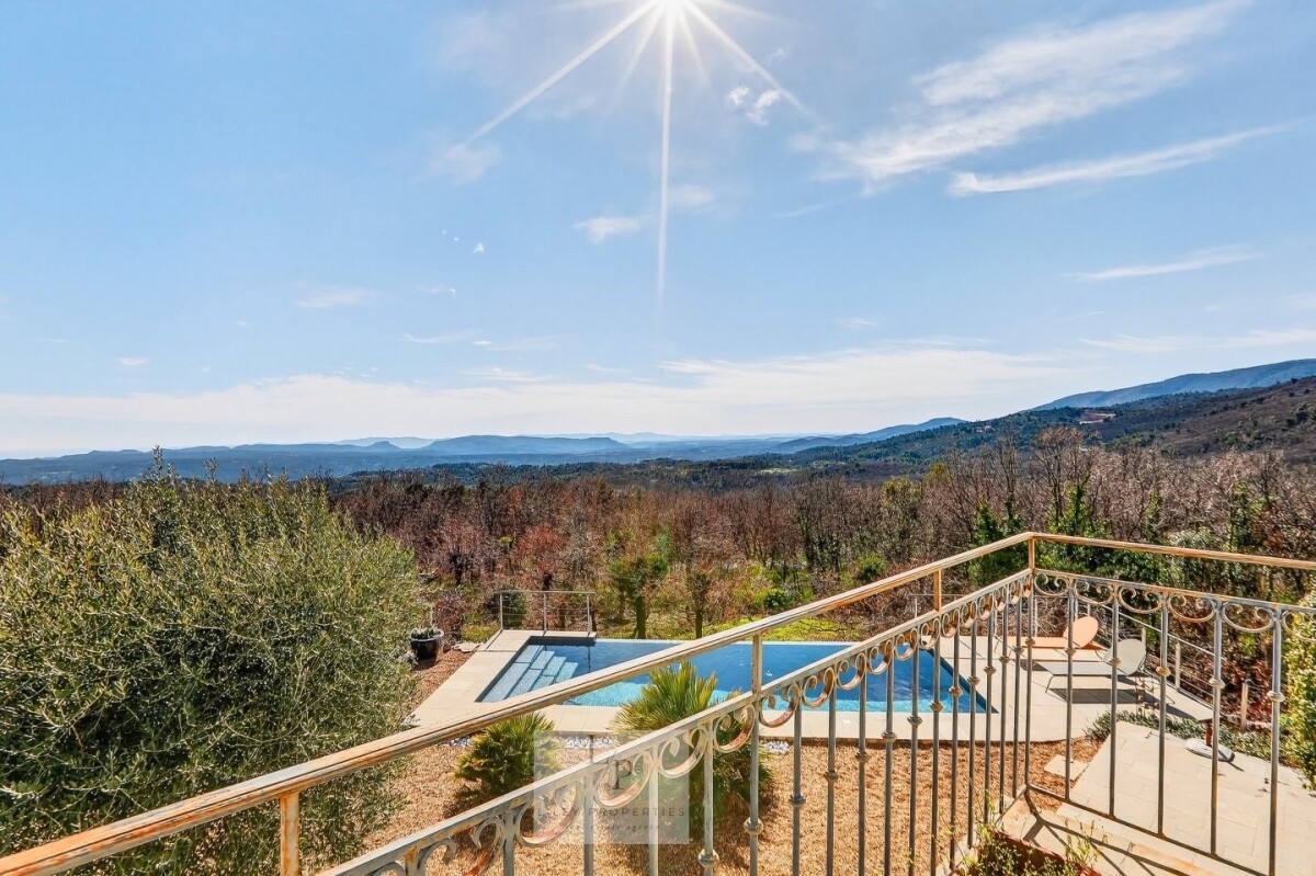 Vue panoramique depuis la villa à Mons Vue panoramique depuis une villa surplombant un paysage provençal avec piscine.