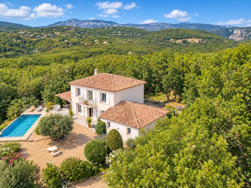 Villa dans le canton de Fayence Villa avec piscine entourée de verdure dans le canton de Fayence, vue dégagée sur les collines.