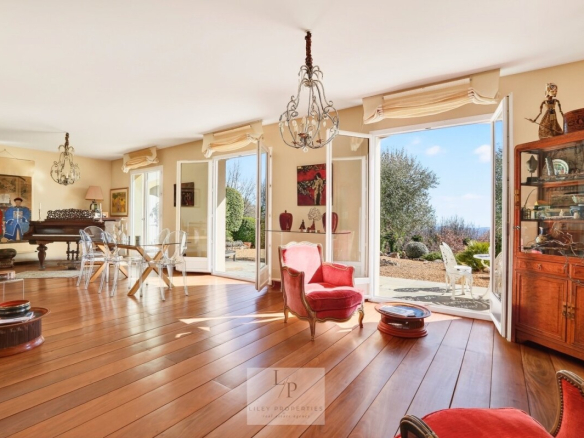 Intérieur d'une villa avec vue panoramique sur le paysage provençal.